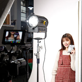 텔레비전 스포트라이트 LED 스튜디오 빛 400w 사진기 사진술 프레넬 5500K 자동 급상승 초점 CRI 96를 촬영하십시오